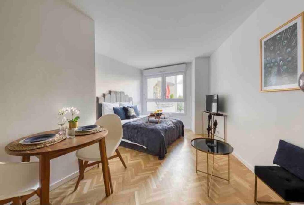 Apartment 20 M² Metro 7 A 5 Min A Pied *