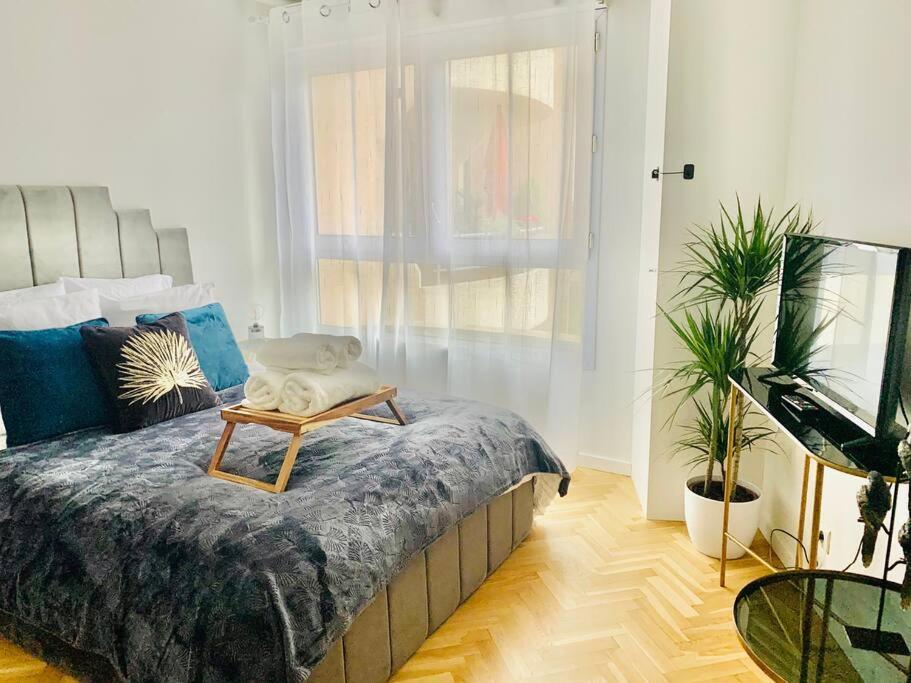 20 M² Metro 7 A 5 Min A Pied